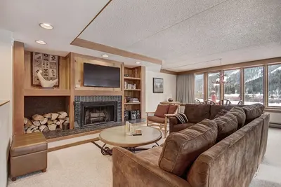 Image de Spacieux condo de coin avec 2 chambres, immense terrasse et vue sur la montagne!
