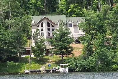 Image de Eagle View Retreat on Long Lake, grande maison de vacances pour les familles et les sportifs
