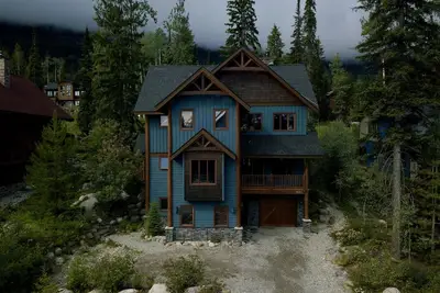 Image de Beau chalet de montagne ouvert. Khmr maintenant ouvert! Prix spécial en début de saison!