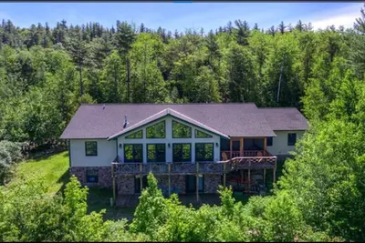 Image de Maison à flanc de montagne avec une vue imprenable sur la montagne adirondack