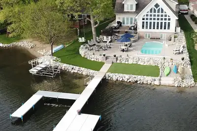 Image de Belle maison au bord du lac avec piscine chauffée, bain à remous et salle de jeux sur le lac Jimmerson
