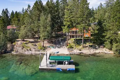Image de La cabine de grand-mère dans les bois sur le lac!