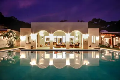 Image de Maison de style méditerranéen, située dans les montagnes, vues exceptionnelles sur l'océan!