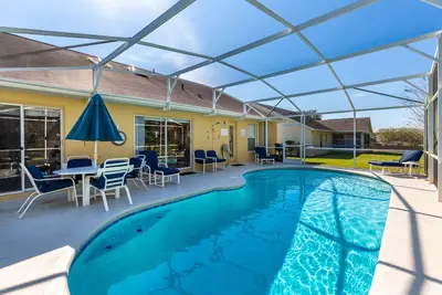 Image de Executive 4 Bedroom 2 Bath Pool Home avec une salle de jeux à quelques minutes de Disney