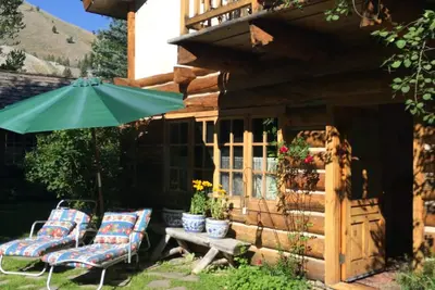 Image de Style européen maison sur la rivière avec des sources chaudes naturelles