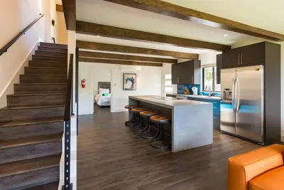 Image de Oceanview Penthouse Town Home moderne à quelques pas de la plage, avec piscine et barbecue