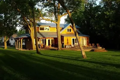 Image de Belle maison de 5000 pieds carrés sur le lac tranquille à Alexandrie
