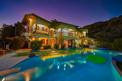 Image de Your Own Private Luxury Villa - 3 minute drive to the beach & best restaurants