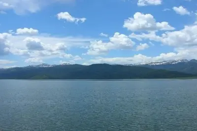 Image de Cabane en rondins au bord du lac avec cale de bateau