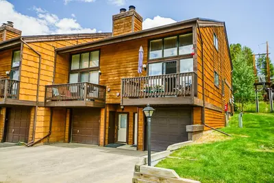 Image de Super condo familial de 3 chambres avec club-house et planchers de bois neufs!