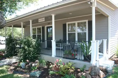 Image de The Sunday House -Adorable Hill Country Cottage - Llano River, shopping, sites touristiques
