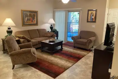 Image de Condo paisible dans une communauté fermée. Appartement de style, rez-de-chaussée.