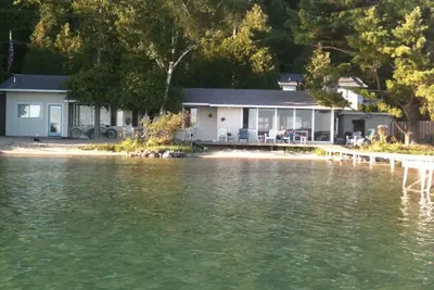 Image de Cottage Lakefront mis à jour avec 100 'Sandy Beach sur Crystal Lake