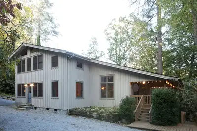 Image de Chalet au bord du lac, 2 chambres en bas, 2 à l'étage dans le loft - 8 personnes