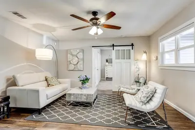 Image de ★ Pierres Throw Cottage ★ Unt, Twu, Downtown Courthouse Square!