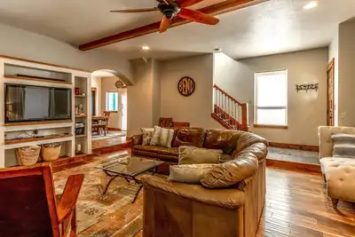 Image de Emplacement fantastique, spacieux et magnifique, idéal pour les groupes, bain à remous, chien ok