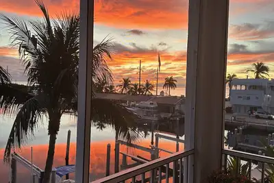 Image de Beau Condo «Keysey» avec glissade de bateau dans une communauté fermée (Vr-196)