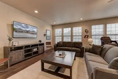 Image de ÉNORME 4br - Récemment rénové - Chambre avec lits superposés / Salle de jeux / Table de billard - Près de Sdc!