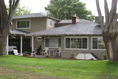 Image de Emplacement du centre-ville avec vue sur la montagne et l'eau qui coule