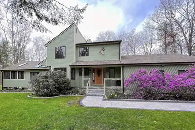 Image de Plan d'étage ouvert avec cheminée. . . et domaine skiable à proximité!