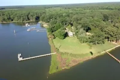 Image de Mise à jour de la ferme au bord de l'eau - Piscine, jetée privée 2 chambres principales