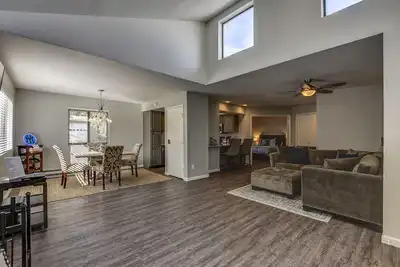 Image de Nouveau! Remodelé 2 bd / 2 condo de bain seulement 10 minutes à pied de la place du palais de justice!