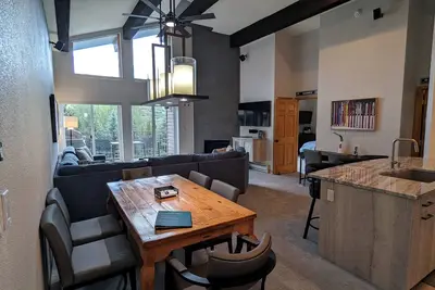 Image de Condo rénové avec WiFi gratuit, parking, piscine chauffée, bains à remous, navette pour les skieurs