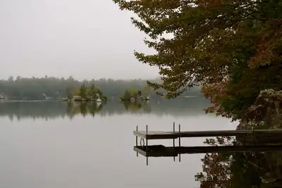 Image de Cabine traditionnelle au bord du lac située sur l'étang George's Beautiful