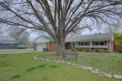 Image de Maison entière à côté du parc LaFortune et de la rue Francis Hospital! Animaux acceptés!