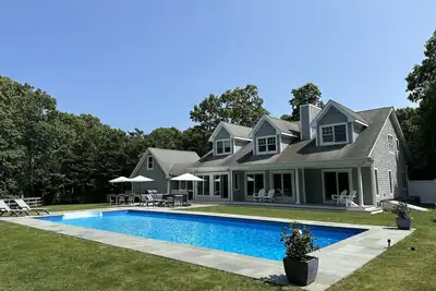 Image de Maison de luxe à Bridgehampton avec grande piscine et jardin ensoleillé et isolé