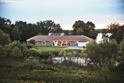 Image de Belle maison de lac sur le lac Long, pour 18 personnes, plus de 2 acres