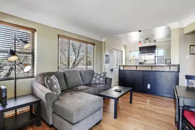 Retraite de luxe dans le centre-ville avec vue à 360 degrés, garage connecté, local accessible à pied