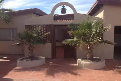 Image de Maison récemment rénovée de 3 chambres face à la plage