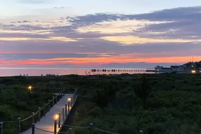 Image de Condo moderne au bord de l'eau avec plage privée, piscine, tennis, jetée et plus. <br>