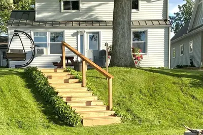 Image de Devils Lake Water Front Location de maison de vacances.