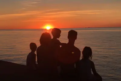 Image de Propriété au bord du lac + magnifiques couchers de soleil sur Sand Point!