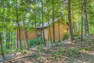 Image de Cabin Holly Creek Town, dans le nord-Montagnes Blairsville