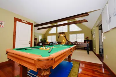 Image de Pocono Mt. Split Lodge: spa, 2 cheminées, 2 jacuzzis, cuisine, Familles / Animaux acceptés