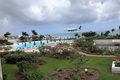 Image de Heureux d'avoir survécu à l'Irma ~ Situé sur le magnifique sable blanc de Maho Bay