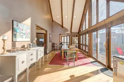 Image de Highcliff Hideaway: à proximité des attractions de High Country, bain à remous, table de ping-pong, cheminée à bois, barbecue à gaz, 3 très grands lits, 11 couchages, grande salle à manger, 15% de remise sur la propriété neuve appliquée