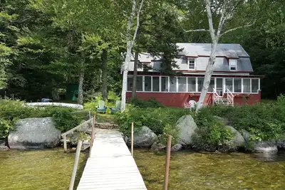 Image de Maison isolée au bord du lac dans les montagnes blanches