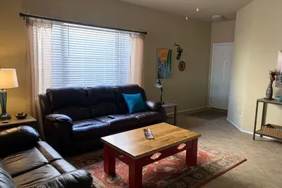 Image de Des vues magnifiques sur les montagnes et les lavages du désert définissent cette communauté fermée sereine