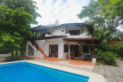Image de Écoutez les vagues et rendez-vous à la plage dans cette maison de surf conviviale et familiale.