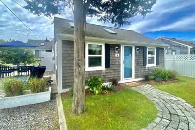 Image de Beachcamp Cottage + à seulement 50 pas de la plage + Mise à jour et proche de tout!