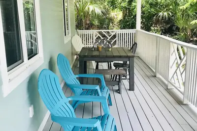 Image de Tout neuf! Sunny Haze Cottage - distance de marche de Twin Beach