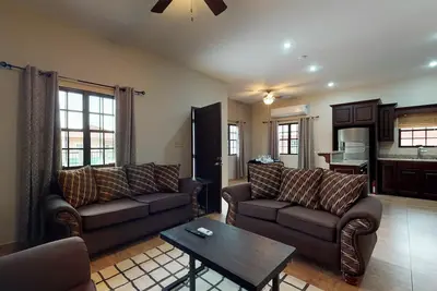 Image de Spacieux, maison nouvellement meublée w / laveuse / sécheuse privée, cuisine complète, et WiFi