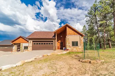 Image de Villa de golf contemporaine adossée au terrain de golf Divide Ranch, vues panoramiques sur le mont