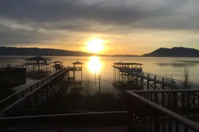 Image de Hermosa Clear Lake 3000 pieds carrés spacieux sur l'eau.