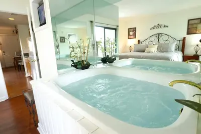 Image de Lit King size romantique, bain à remous dans la chambre, promenade au centre-ville, wifi
