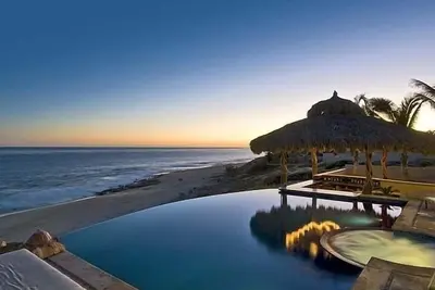 Image de Casa Panga Beachfront House avec piscine à débordement et bar dans la piscine